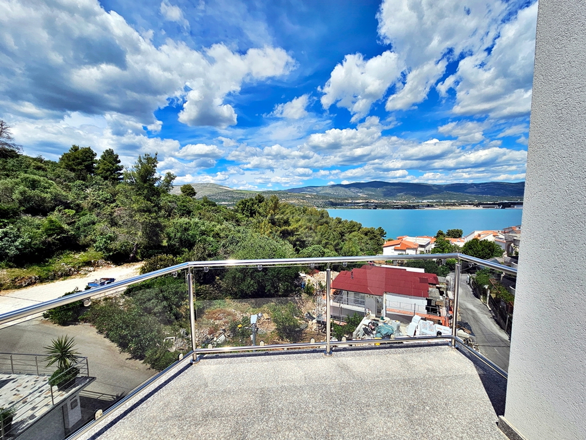 Luksuzna hiša na Čiovu - Mastrinka s 3 apartmaji in odprtim pogledom na morje